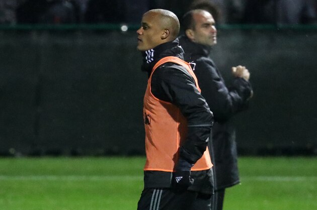 Belgium's defender Vincent Kompany (L) and Belgium's head coach Roberto Martinez attend a training session of the Belgian national football team on November 7, 2016, in Tubize, Belgium, ahead of an international friendly football match against The Netherlands on November 9. / AFP / Belga / VIRGINIE LEFOUR / Belgium OUT        (Photo credit should read VIRGINIE LEFOUR/AFP/Getty Images)