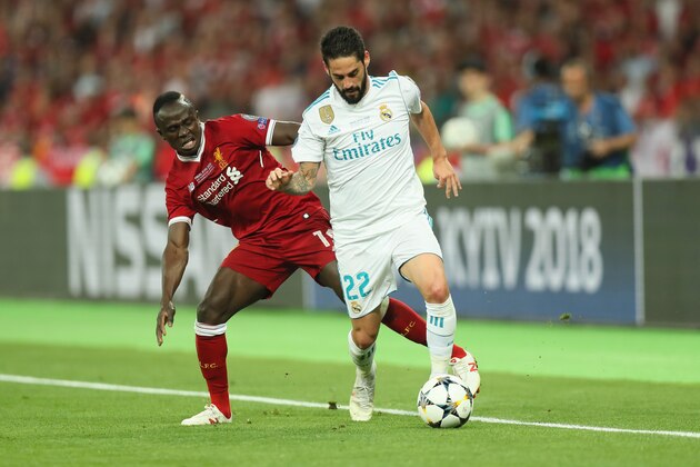 KIEV, UKRAINE - MAY 26:  Sadio Mane of Liverpool and Isco of Real Madrid during the UEFA Champions League final between Real Madrid and Liverpool on May 26, 2018 in Kiev, Ukraine. (Photo by Matthew Ashton - AMA/Getty Images)