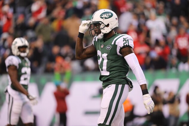 EAST RUTHERFORD, NJ - DECEMBER 03:  Morris Claiborne #21 of the New York Jets reacts after giving up a touchdown to  Tyreek Hill #10 of the Kansas City Chiefs in the fourth quarter during their game at MetLife Stadium on December 3, 2017 in East Rutherford, New Jersey.  (Photo by Abbie Parr/Getty Images)