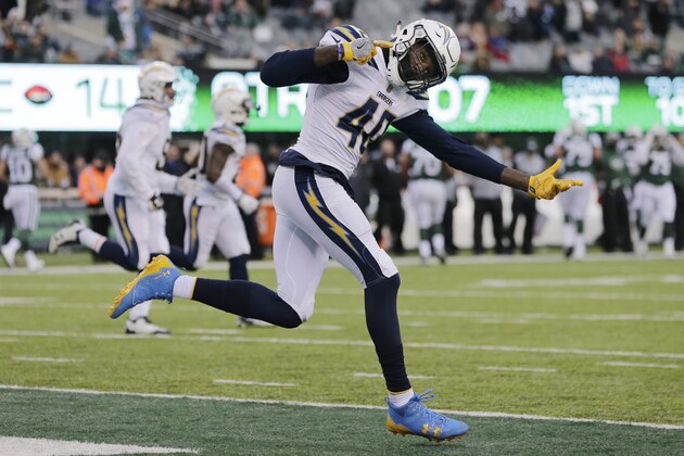 Chris McCain, defensive end de los Chargers de Los Ángeles, festeja en la segunda mitad del encuentro realizado el domingo 24 de diciembre de 2017, ante los Jets de Nueva York (AP Foto/Seth Wenig)