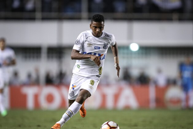 SANTOS, BRAZIL - MAY 24: Rodrygo #9 of Santos on the ball during the match between Santos and Real Garcilaso (PER) as a part of Copa Libertadores 2018 at Vila Belmiro Stadium on May 24, 2018 in Santos, Brazil. (Photo by Ricardo Nogueira/Getty Images)