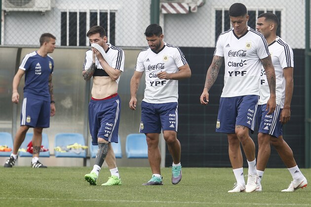 Argentina's forward Lionel Messi (2ndL), Argentina's defender Marcos Rojo (2ndR) and Argentina's forward Sergio Aguero  (C) attend a training session  at the FC Barcelona 'Joan Gamper' sports center in Sant Joan Despi, near Barcelona, on June 6, 2018. (Photo by PAU BARRENA / AFP)        (Photo credit should read PAU BARRENA/AFP/Getty Images)