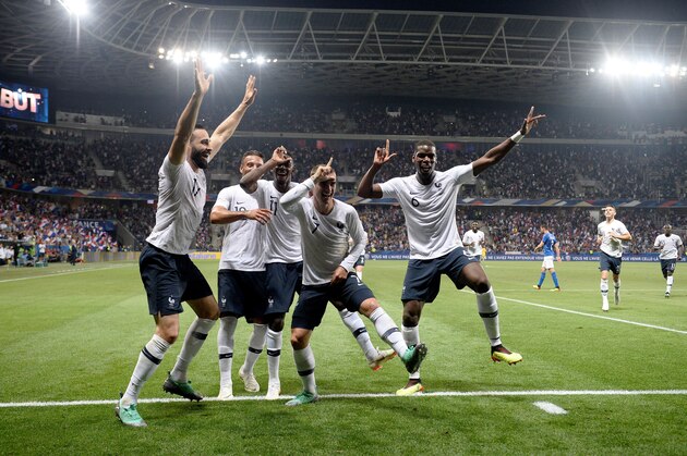 TOPSHOT - France's forward Antoine Griezmann (C) celebrates his goal with a teammetes  during the friendly football match between France and Italy at the Allianz Riviera Stadium in Nice, southeastern France, on June 1, 2018. (Photo by FRANCK FIFE / AFP)        (Photo credit should read FRANCK FIFE/AFP/Getty Images)