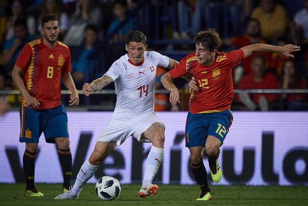 VILLAREAL, SPAIN - JUNE 03: Odriozola (R) of Spain competes for the ball with Steven Zuber (C) of Switzerland during the International Friendly match between Spain and Switzerland at Estadio de la Ceramica on June 3, 2018 in Villareal, Spain. (Photo by Quality Sport Images/Getty Images)