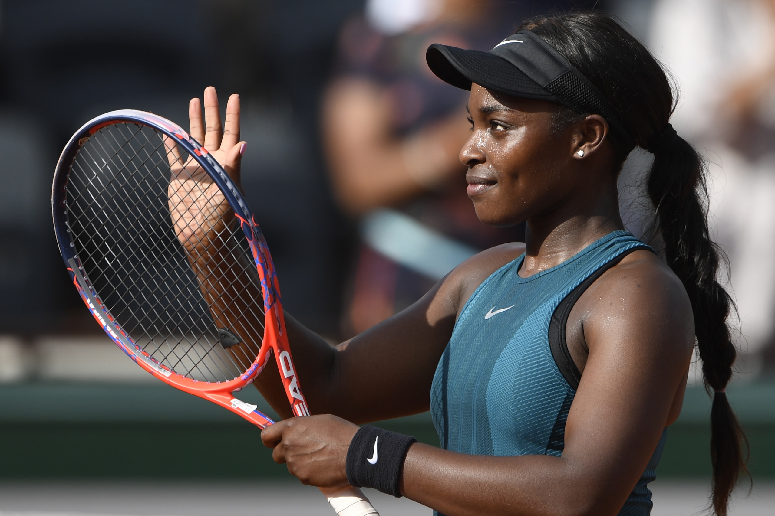 Sloane Stephens of the US celebrates after victory over Madison Keys the US at the end of their women's singles semi-final match on day twelve of The Roland Garros 2018 French Open tennis tournament in Paris on June 7, 2018. (Photo by Eric FEFERBERG / AFP)        (Photo credit should read ERIC FEFERBERG/AFP/Getty Images)