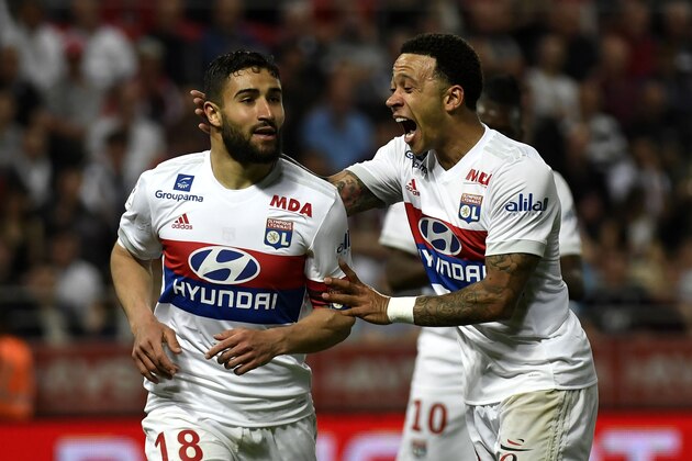 Lyon's French midfielder Nabil Fekir (L) is congratuled by teamate Lyon's Dutch forward Memphis Depay (R) after scoring during the French L1 football match between Dijon FCO and Olympique Lyonnais, on April 20, 2018, at the Gaston Gérard Stadium in Dijon, central France. (Photo by PHILIPPE DESMAZES / AFP)        (Photo credit should read PHILIPPE DESMAZES/AFP/Getty Images)
