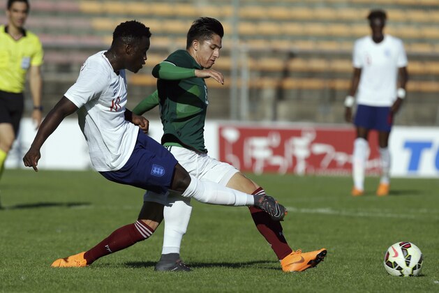 England's Ronaldo Vieira, left, challenges for the ball with Mexico's Alan Jhosue Cervantes Martin Del Campo, during the Under-21 Toulon soccer tournament final match, between England and Mexico, in Martigues, southern France, Saturday, June 9, 2018. (AP Photo/Claude Paris)