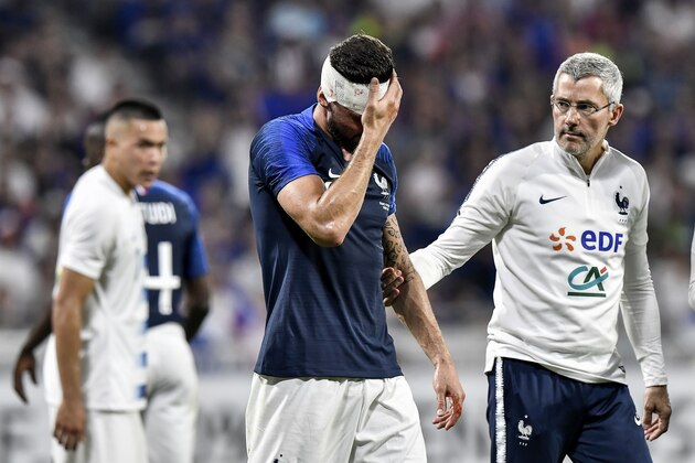 France's forward Olivier Giroud leaves the pitch after suffering a head injury during the friendly football match between France and USA at the at the Parc Olympique lyonnais stadium in Decines-Charpieu, near Lyon on June 9, 2018. (Photo by JEFF PACHOUD / AFP)        (Photo credit should read JEFF PACHOUD/AFP/Getty Images)