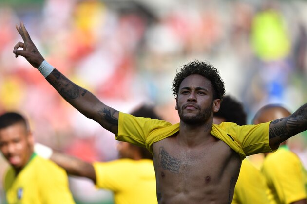 Brazil's forward Neymar celebrates scoring with teammates during the international friendly footbal match Austria vs Brazil in Vienna, on June 10, 2018. (Photo by JOE KLAMAR / AFP)        (Photo credit should read JOE KLAMAR/AFP/Getty Images)