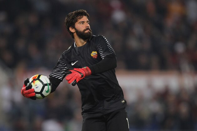 ROME, ITALY - OCTOBER 14:  AS Roma goalkeeper Alisson in action during the Serie A match between AS Roma and SSC Napoli at Stadio Olimpico on October 14, 2017 in Rome, Italy.  (Photo by Paolo Bruno/Getty Images)