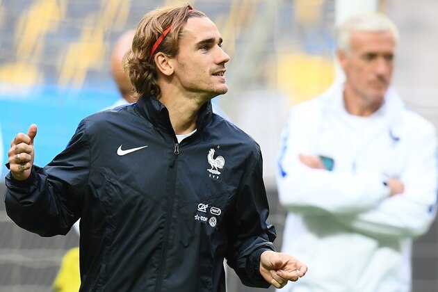 France's forward Antoine Griezmann (L) runs next to France's head coach Didier Deschamps during a training session of the French national football team on the eve of the WC 2018 football qualification match between Sweden and France in Solna, on June 8, 2017.  / AFP PHOTO / FRANCK FIFE        (Photo credit should read FRANCK FIFE/AFP/Getty Images)