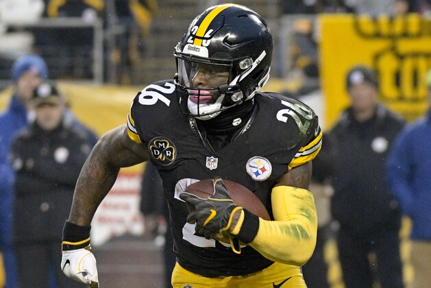 Pittsburgh Steelers running back Le'Veon Bell (26) runs the ball against the New England Patriots during the first half of an NFL football game in Pittsburgh, Sunday, Dec. 17, 2017. (AP Photo/Don Wright)