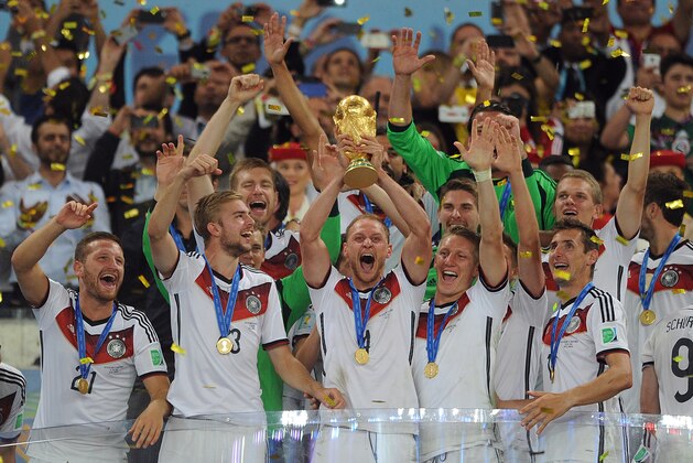 RIO DE JANEIRO, BRAZIL - JULY 13: Benedikt Hoewdes of Germany lifts the trophy following the 2014 World Cup Final match between Germany and Argentina at Maracana Stadium on July 13, 2014 in Rio de Janeiro, Brazil. (Photo by Chris Brunskill Ltd/Getty Images) RIO DE JANEIRO, BRAZIL - JULY 13: Benedikt Hoewdes of Germany lifts the trophy following the 2014 World Cup Final match between Germany and Argentina at Maracana Stadium on July 13, 2014 in Rio de Janeiro, Brazil. (Photo by Chris Brunskill Ltd/Getty Images)