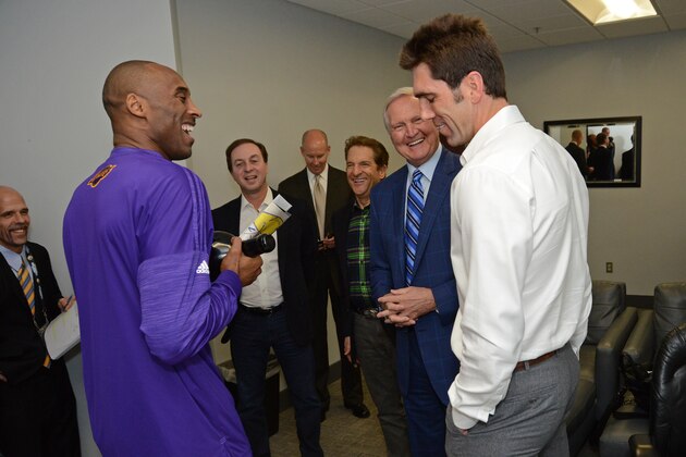 OAKLAND, CA - JANUARY 14:  Kobe Bryant #24 of the Los Angeles Lakers meets with owners Joe Lacob and Peter Guber, executive board member Jerry West and general manager Bob Myers of the Golden State Warriors prior to the game on January 14, 2016 at Oracle Arena in Oakland, California. NOTE TO USER: User expressly acknowledges and agrees that, by downloading and or using this photograph, user is consenting to the terms and conditions of Getty Images License Agreement. Mandatory Copyright Notice: Copyright 2016 NBAE (Photo by Noah Graham/NBAE via Getty Images)