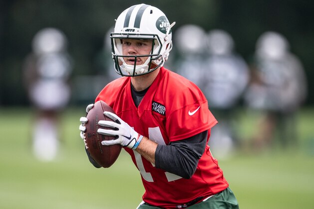 FLORHAM PARK, NJ - JUNE 13: Quarterback Sam Darnold #14 of the New York Jets during team drills at mandatory mini camp on June 13, 2018 at The Atlantic Health Jets Training Center in Florham Park, New Jersey. (Photo by Mark Brown/Getty Images)