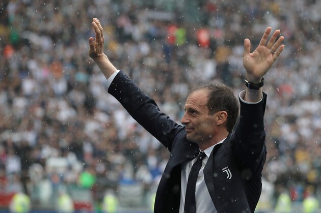 TURIN, ITALY - MAY 19:  Juventus FC coach Massimiliano Allegri greets the fans during the serie A match between Juventus and Hellas Verona FC at Allianz Stadium on May 19, 2018 in Turin, Italy.  (Photo by Emilio Andreoli/Getty Images)