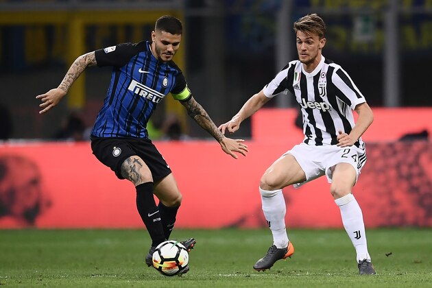Inter Milan's forward Mauro Emanuel Icardi from Argentina (L) fights for the ball with Juventus' defender Daniele Rugani during the Italian Serie A football match Inter Milan Vs Juventus on April 28, 2018 at the 'San Siro Stadium' in Milan. (Photo by MARCO BERTORELLO / AFP)        (Photo credit should read MARCO BERTORELLO/AFP/Getty Images)