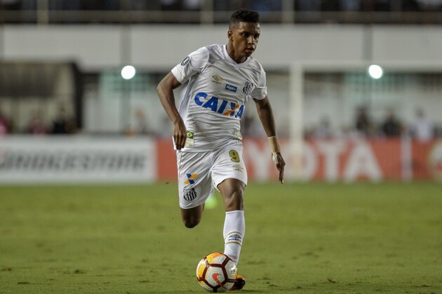 Brazil's Santos Rodrygo controls the ball during their 2018 Copa Libertadores football match against Peru's Real Garcilaso held at Vila Belmiro stadium, in Santos, Sao Paulo state, Brazil on May 24, 2018. (Photo by Miguel SCHINCARIOL / AFP)        (Photo credit should read MIGUEL SCHINCARIOL/AFP/Getty Images)