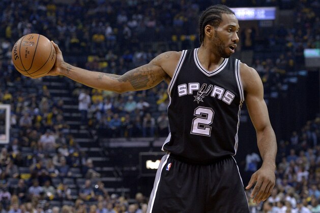 San Antonio Spurs forward Kawhi Leonard (2) controls the ball during the second half of Game 4 in an NBA basketball first-round playoff series against theMemphis Grizzlies Saturday, April 22, 2017, in Memphis, Tenn. (AP Photo/Brandon Dill)