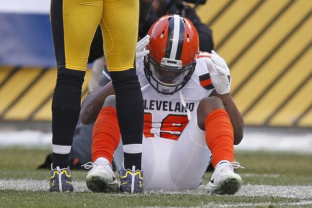 Corey Coleman, receptor de los Browns de Cleveland, se lamenta tras dejar que se le escapara un pase en el partido ante los Steelers de Pittsburgh, el domingo 31 de diciembre de 2017 (AP Foto/Keith Srakocic)