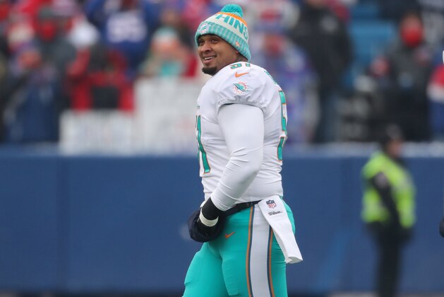 BUFFALO, NY - DECEMBER 17: Mike Pouncey #51 of the Miami Dolphins smiles as he takes the field during NFL game action against the Buffalo Bills at New Era Field on December 17, 2017 in Buffalo, New York. (Photo by Tom Szczerbowski/Getty Images)