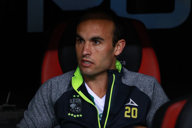 MEXICO CITY, MEXICO - MARCH 10: Landon Donovan of Leon gestures during the 11th round match between America and Leon as part of the Torneo Clausura 2018 Liga MX at Azteca Stadium on March 10, 2018 in Mexico City, Mexico. (Photo by Hector Vivas/Getty Images)