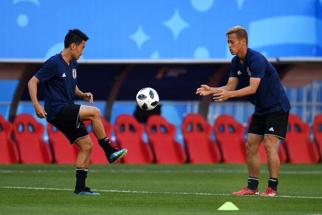 SARANSK, RUSSIA - JUNE 18:  Keisuke Honda (R) and Shinji Kagawa warms up during training session ahead of the FIFA World Cup Group H match between Colombia and Japan at Mordovia Arena on June 18, 2018 in Saransk, Russia.  (Photo by Etsuo Hara/Getty Images)
