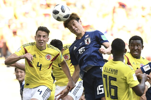 Japan's forward Yuya Osako scores a header past Colombia's defender Santiago Arias (L) during the Russia 2018 World Cup Group H football match between Colombia and Japan at the Mordovia Arena in Saransk on June 19, 2018. (Photo by Filippo MONTEFORTE / AFP) / RESTRICTED TO EDITORIAL USE - NO MOBILE PUSH ALERTS/DOWNLOADS        (Photo credit should read FILIPPO MONTEFORTE/AFP/Getty Images)