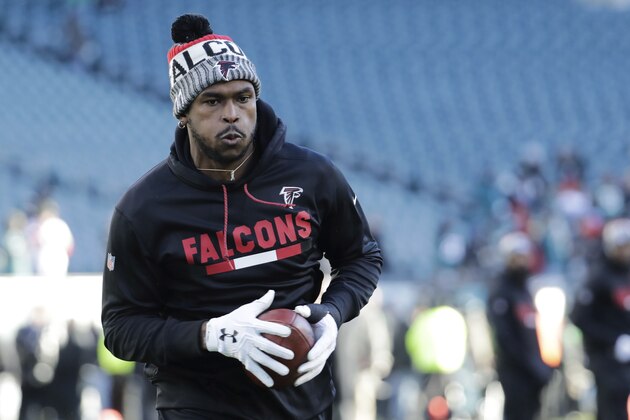Atlanta Falcons' Julio Jones in action prior to an NFL divisional playoff football game against the Philadelphia Eagles, Saturday, Jan. 13, 2018, in Philadelphia. Philadelphia won 15-10. (AP Photo/Chris Szagola)
