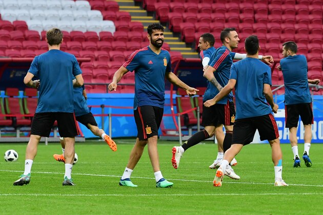 Spain's forward Diego Costa (C) attends a training session in Kazan on June 19, 2018 ahead of their Russia 2018 World Cup Group B football match against Iran. (Photo by Luis Acosta / AFP)        (Photo credit should read LUIS ACOSTA/AFP/Getty Images)