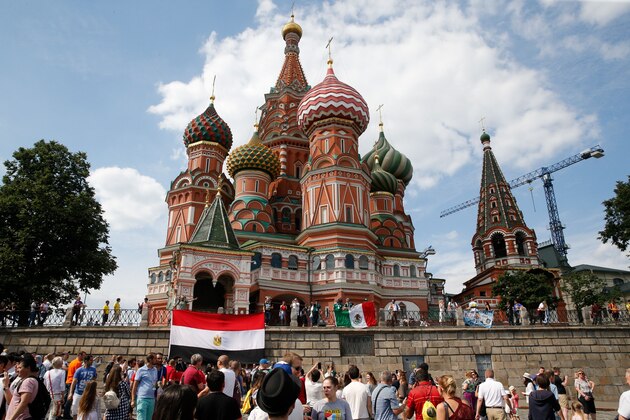 Egypt and and Mexico fans cheer outside the Kremlin, in Moscow, on June 17, 2018, during the Russia 2018 World Cup football tournament. (Photo by Maxim ZMEYEV / AFP)        (Photo credit should read MAXIM ZMEYEV/AFP/Getty Images)