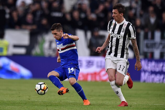 TURIN, ITALY - APRIL 15:  Lucas Torreira (L) of Sampdoria holds off the challenge fron Mario Mandzukic of Juventus during the serie A match between Juventus and UC Sampdoria at Allianz Stadium on April 15, 2018 in Turin, Italy.  (Photo by Tullio M. Puglia/Getty Images)