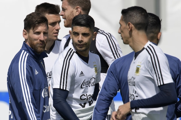 Argentina's forward Lionel Messi (L) lookso on past midfielder Ever Banega (C) during training session at the team's base camp in Bronnitsy, near Moscow, Russia on June 20, 2018 on the eve of the Russia 2018 World Cup Group D football match against Croatia to be held in Nizhni Novgorod. (Photo by JUAN MABROMATA / AFP)        (Photo credit should read JUAN MABROMATA/AFP/Getty Images)
