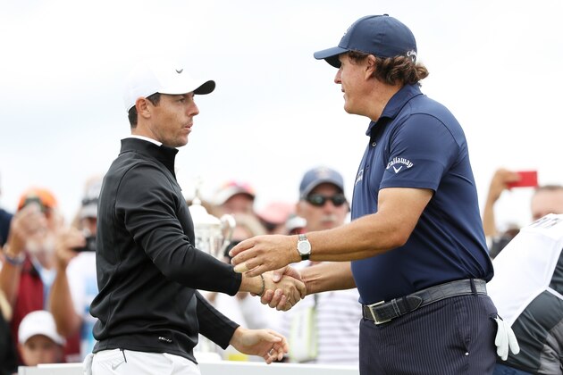 SOUTHAMPTON, NY - JUNE 15:  (L-R) Rory McIlroy of Northern Ireland and Phil Mickelson of the United States shake hands on the first tee during the second round of the 2018 U.S. Open at Shinnecock Hills Golf Club on June 15, 2018 in Southampton, New York.  (Photo by Streeter Lecka/Getty Images)