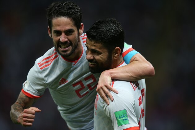 TOPSHOT - Spain's forward Diego Costa (R) celebrates his goal with midfielder Isco during the Russia 2018 World Cup Group B football match between Iran and Spain at the Kazan Arena in Kazan on June 20, 2018. (Photo by Roman Kruchinin / AFP) / RESTRICTED TO EDITORIAL USE - NO MOBILE PUSH ALERTS/DOWNLOADS        (Photo credit should read ROMAN KRUCHININ/AFP/Getty Images)