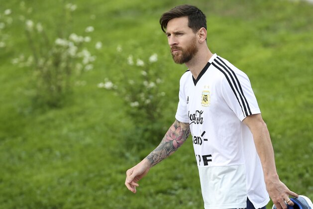 BRONNITSY, RUSSIA - JUNE 19: Lionel Messi of Argentina arrives prior a training session at Stadium of Syroyezhkin sports school  on June 19, 2018 in Bronnitsy, Russia. (Photo by Gabriel Rossi/Getty Images)