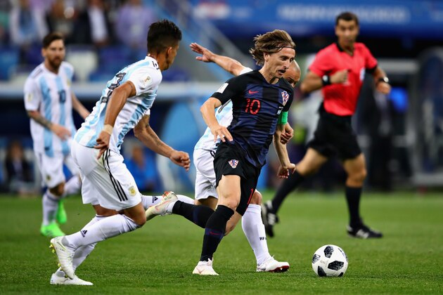 NIZHNY NOVGOROD, RUSSIA - JUNE 21:  Luka Modric of Croatia takes on Javier Mascherano of Argentina during the 2018 FIFA World Cup Russia group D match between Argentina and Croatia at Nizhny Novgorod Stadium on June 21, 2018 in Nizhny Novgorod, Russia.  (Photo by Chris Brunskill/Fantasista/Getty Images)