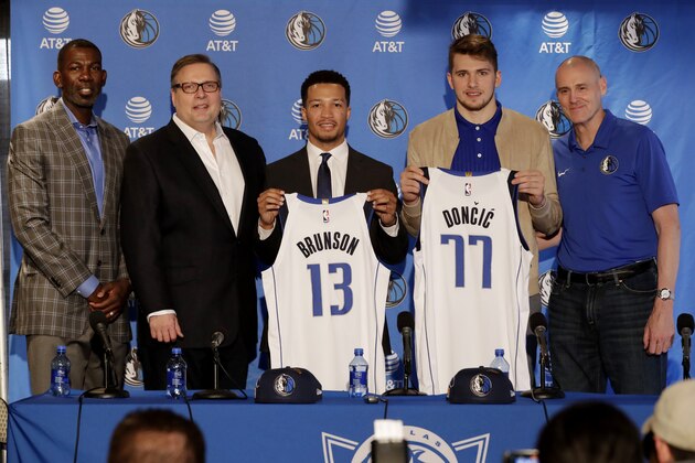 DALLAS, TX - JUNE 22:  Michael Finley Donnie Nelson Draft Picks Jalen Brunson Luka Doncic  and Dallas Mavericks Head Coach Rick Carlisle pose for a photo at the Post NBA Draft press conference on June 22, 2018 at the American Airlines Center in Dallas, Texas. NOTE TO USER: User expressly acknowledges and agrees that, by downloading and or using this photograph, User is consenting to the terms and conditions of the Getty Images License Agreement. Mandatory Copyright Notice: Copyright 2018 NBAE (Photo by Glenn James/NBAE via Getty Images)