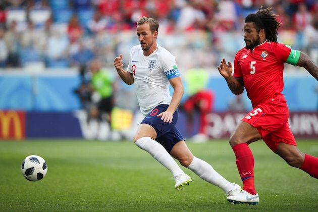 NIZHNY NOVGOROD, RUSSIA - JUNE 24:   Harry Kane of England competes with Roman Torres of Panama during the 2018 FIFA World Cup Russia group G match between England and Panama at Nizhny Novgorod Stadium on June 24, 2018 in Nizhny Novgorod, Russia. (Photo by Matthew Ashton - AMA/Getty Images)