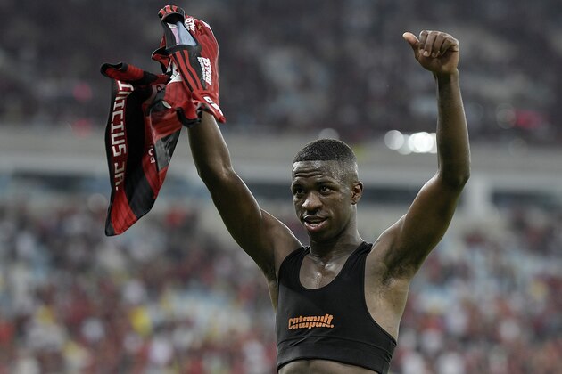 RIO DE JANEIRO, BRAZIL - JUNE 10: Vinicius Junior of Flamengo celebrates the victory in the match between Flamengo and Parana Clube as part of Brasileirao Series A 2018 at Maracana Stadium on June 10, 2018 in Rio de Janeiro, Brazil. (Photo by Alexandre Loureiro/Getty Images)