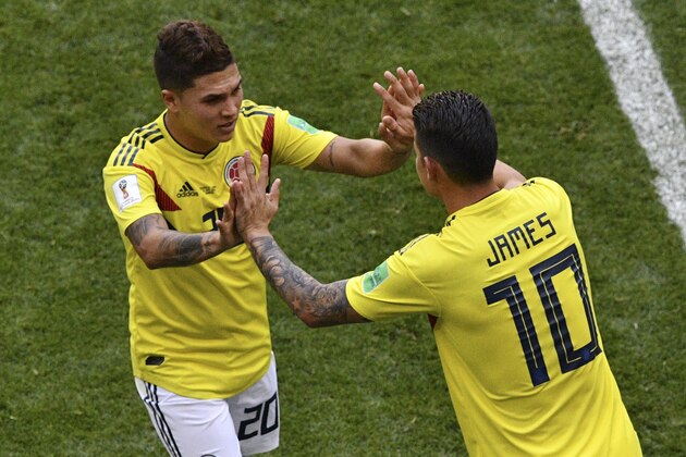 Colombia's midfielder Juan Quintero (L) leaves the pitch substituted by Colombia's midfielder James Rodriguez during the Russia 2018 World Cup Group H football match between Colombia and Japan at the Mordovia Arena in Saransk on June 19, 2018. (Photo by Mladen ANTONOV / AFP) / RESTRICTED TO EDITORIAL USE - NO MOBILE PUSH ALERTS/DOWNLOADS        (Photo credit should read MLADEN ANTONOV/AFP/Getty Images)