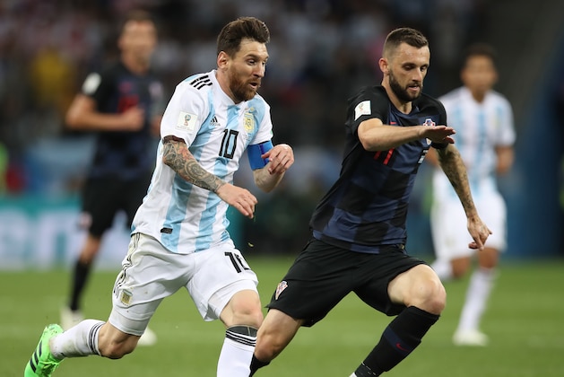 NIZHNIY NOVGOROD, RUSSIA - JUNE 21: Lionel Messi of Argentina vies with Marcelo Brozovic of Croatia during the 2018 FIFA World Cup Russia group D match between Argentina and Croatia at Nizhny Novgorod Stadium on June 21, 2018 in Nizhny Novgorod, Russia. (Photo by Ian MacNicol/Getty Images)