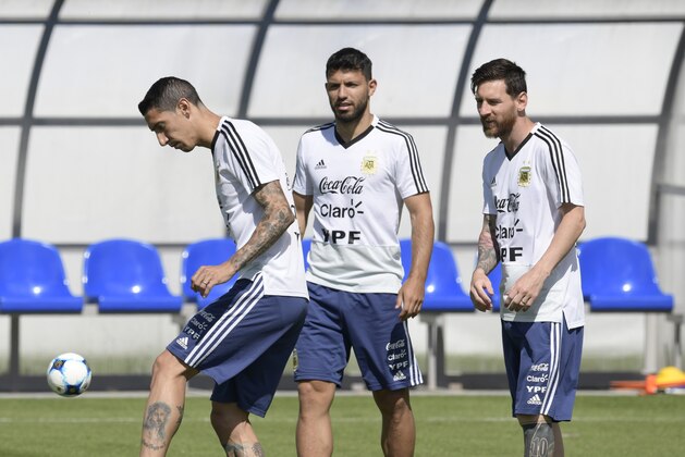 Argentina's midfielder Angel Di Maria (L) controls a mini ball next to forward Lionel Messi (R) and forward Sergio Aguero during a training session at the team's base camp in Bronnitsy, on June 25, 2018 on the eve of the team's third game as part of the Russia 2018 World Cup Group D football match. (Photo by JUAN MABROMATA / AFP)        (Photo credit should read JUAN MABROMATA/AFP/Getty Images)