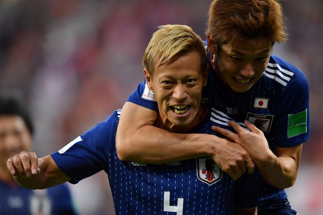 TOPSHOT - Japan's midfielder Keisuke Honda (L) is congratulated by teammates after scoring his team's second goal during the Russia 2018 World Cup Group H football match between Japan and Senegal at the Ekaterinburg Arena in Ekaterinburg on June 24, 2018. (Photo by HECTOR RETAMAL / AFP) / RESTRICTED TO EDITORIAL USE - NO MOBILE PUSH ALERTS/DOWNLOADS (Photo credit should read HECTOR RETAMAL/AFP/Getty Images) TOPSHOT - Japan's midfielder Keisuke Honda (L) is congratulated by teammates after scoring his team's second goal during the Russia 2018 World Cup Group H football match between Japan and Senegal at the Ekaterinburg Arena in Ekaterinburg on June 24, 2018. (Photo by HECTOR RETAMAL / AFP) / RESTRICTED TO EDITORIAL USE - NO MOBILE PUSH ALERTS/DOWNLOADS (Photo credit should read HECTOR RETAMAL/AFP/Getty Images)