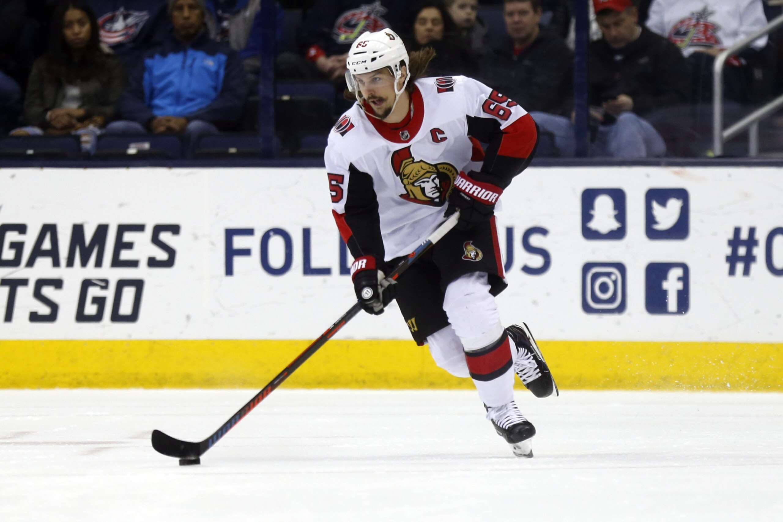 Ottawa Senators defenseman Erik Karlsson, of Sweden, carries the puck against the Columbus Blue Jackets during an NHL hockey game in Columbus, Ohio, Saturday, March 17, 2018. The Blue Jackets won 2-1. (AP Photo/Paul Vernon)