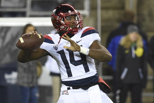 EUGENE, OR - NOVEMBER 18:  Quarterback Khalil Tate #14 of the Arizona Wildcats passes the ball during the second half of the game against the Oregon Ducks at Autzen Stadium on November 18, 2017 in Eugene, Oregon. The Ducks won the game 48-28.  (Photo by Steve Dykes/Getty Images)
