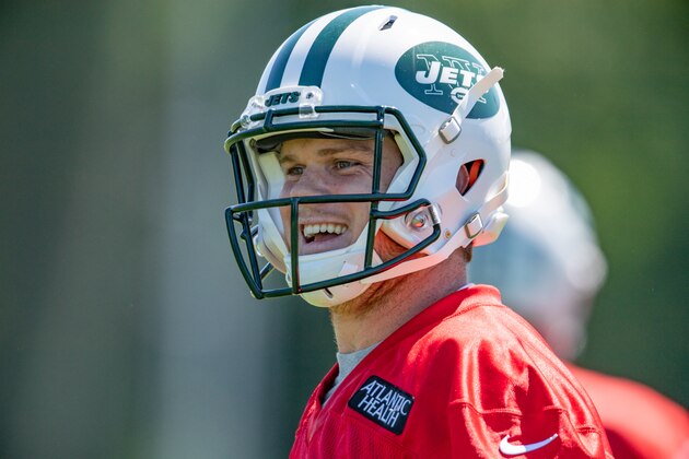 FLORHAM PARK, NJ - JUNE 14: Quarterback Sam Darnold #14 of the New York Jets participates in drills during the final day of Jets mandatory minicamp on June 14, 2018 at The Atlantic Health Jets Training Center in Florham Park, New Jersey. (Photo by Mark Brown/Getty Images) FLORHAM PARK, NJ - JUNE 14: Quarterback Sam Darnold #14 of the New York Jets participates in drills during the final day of Jets mandatory minicamp on June 14, 2018 at The Atlantic Health Jets Training Center in Florham Park, New Jersey. (Photo by Mark Brown/Getty Images)