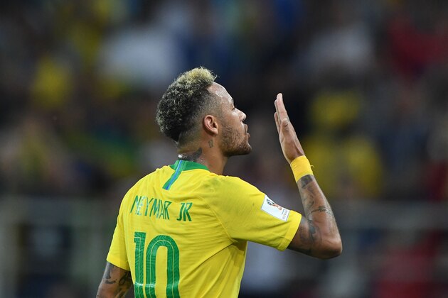 TOPSHOT - Brazil's forward Neymar waves at the end of the Russia 2018 World Cup Group E football match between Serbia and Brazil at the Spartak Stadium in Moscow on June 27, 2018. (Photo by Kirill KUDRYAVTSEV / AFP) / RESTRICTED TO EDITORIAL USE - NO MOBILE PUSH ALERTS/DOWNLOADS        (Photo credit should read KIRILL KUDRYAVTSEV/AFP/Getty Images)