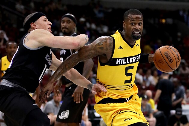 CHICAGO, IL - JUNE 29:  Stephen Jackson #5 of Killer 3s dribbles against Mike Bibby #10 of Ghost Ballers during week two of the BIG3 three on three basketball league at United Center on June 29, 2018 in Chicago, Illinois.  (Photo by Jonathan Daniel/BIG3/Getty Images)