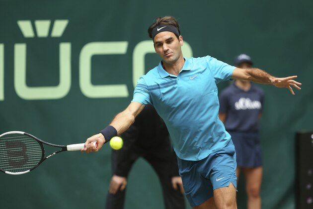 Roger Federer returns the ball to Denis Kudla during their semi final match at the Gerry Weber Open ATP tennis tournament in Halle, Germany, Saturday, June 23, 2018. (Friso Gentsch/dpa via AP)